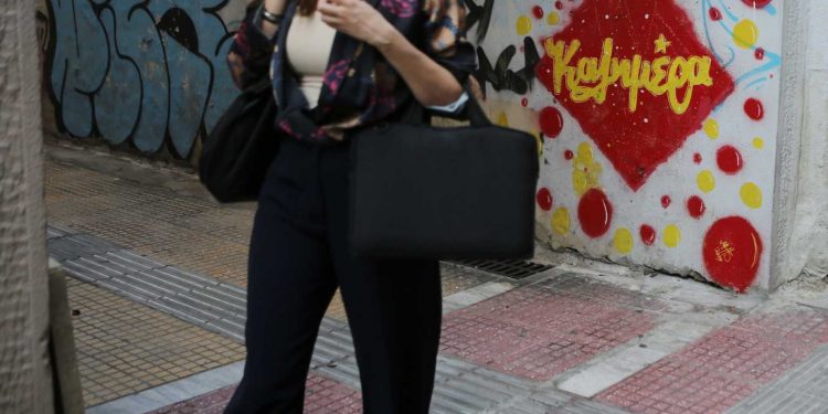 Τέλη κινητής τηλεφωνίας: Πώς κάνουν αίτηση για απαλλαγή οι συνδρομητές 15-29