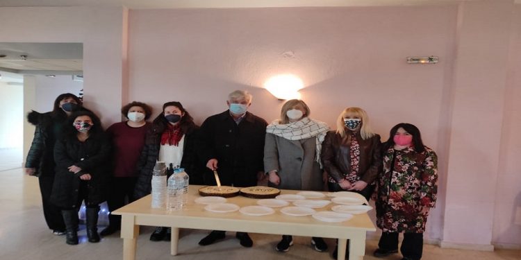 Έκοψαν πρωτοχρονιάτικη πίτα στο υπνωτήριο αστέγων