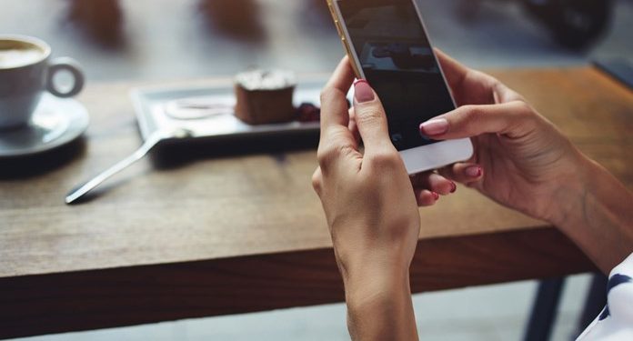 Κινητή τηλεφωνία: Σε ΦΕΚ η απαλλαγή από το τέλος συνδρομητών