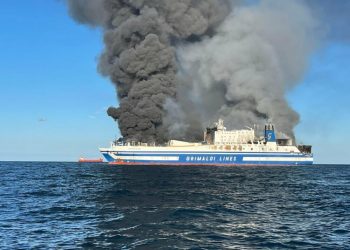 Αγωνιώδεις προσπάθειες για να βρεθούν οι 12 αγνοούμενοι στο πλοίο