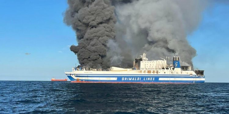 Αγωνιώδεις προσπάθειες για να βρεθούν οι 12 αγνοούμενοι στο πλοίο