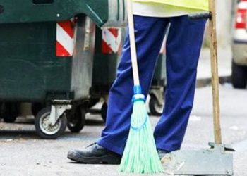 Εργαζόμενη του Δήμου βρήκε τσάντα με αντικείμενα σε παγκάκι και την παρέδωσε