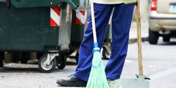 Εργαζόμενη του Δήμου βρήκε τσάντα με αντικείμενα σε παγκάκι και την παρέδωσε