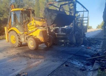 Ολοσχερώς καταστράφηκε φορτηγό από πυρκαγιά στην παραλιακή οδό Πρέβεζας-Ηγουμενίτσας