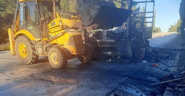 Ολοσχερώς καταστράφηκε φορτηγό από πυρκαγιά στην παραλιακή οδό Πρέβεζας-Ηγουμενίτσας