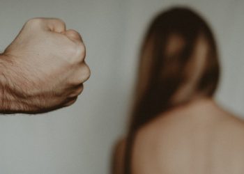 ΚΚΕ: Δεν είναι “μεμονωμένα γεγονότα” οι γυναικοκτονίες