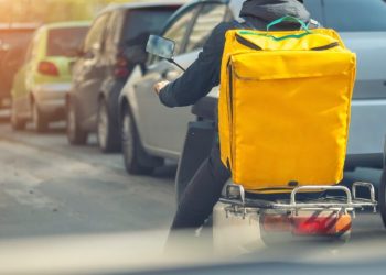 Οι πλατφόρμες θα καλύπτουν τα έξοδα για κράνη και συντήρηση των οχημάτων των διανομέων