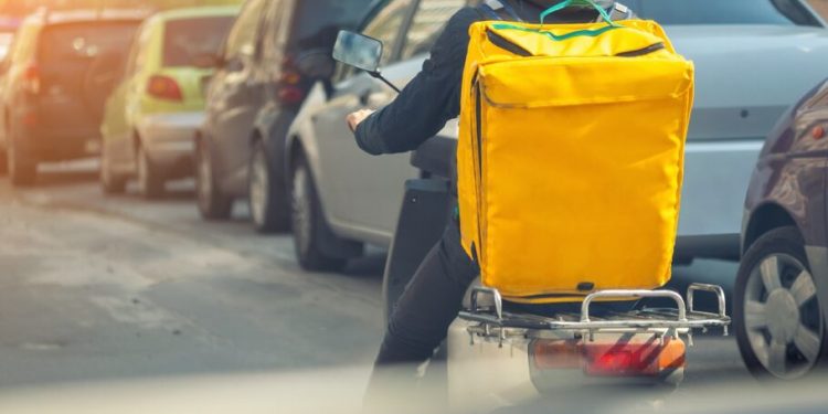 Οι πλατφόρμες θα καλύπτουν τα έξοδα για κράνη και συντήρηση των οχημάτων των διανομέων