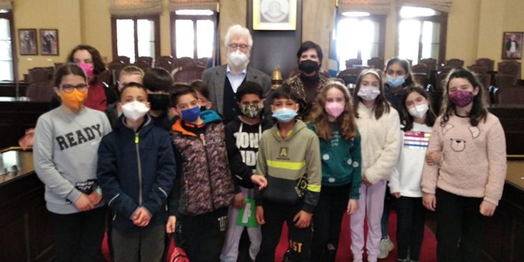 Στο Δημαρχείο μαθητές από το 9ο Διαπολιτισμικό