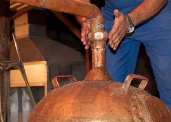 Διεργασίες για δημιουργία συλλόγου αποσταγματοποιών και αμπελοκαλλιεργητών