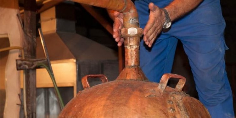 Διεργασίες για δημιουργία συλλόγου αποσταγματοποιών και αμπελοκαλλιεργητών