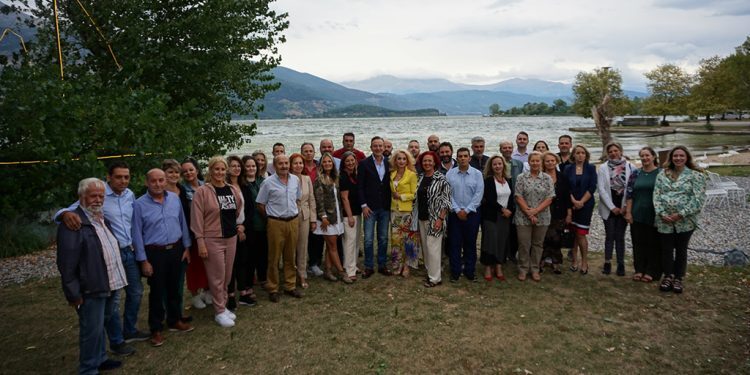 enotita_politon-topika