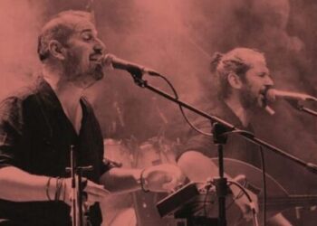 Οι Στρατάκηδες ξανάρχονται στα Γιάννενα Ο Γιώργος και ο Νίκος Στρατάκης για άλλη μια φορά στα Ιωάννινα μας προσκαλούν με μεγάλη χαρά το Σάββατο 17 Φεβρουαρίου 2024 στην Μουσική Σκηνή του Πολυχώρου Αγορά στα Ιωάννινα, για ακόμα μια αξέχαστη μουσική βραδιά!!! Πιστοί σε ό,τι, με ειλικρίνεια, αγαπούν να κάνουν χρόνια τώρα χωρίς κανέναν ενδοιασμό, πορεύονται ακούραστα, δημιουργικά και μας παρασύρουν μέσα από τις μουσικές τους ανησυχίες και τις ιδέες τους, σε ένα δικό τους ξεχωριστό μουσικό μονοπάτι. Συνεχίζουν να αφήνουν το δικό τους πολύτιμο χνάρι στο καλλιτεχνικό γίγνεσθαι ενώ παράλληλα αβίαστα παραμένουν συνδεδεμένοι με τις ρίζες τους, με μια βαθύτερη και ιδιαίτερη ατομική και συλλογική δύναμη. Για το Γιώργο και το Νίκο Στρατάκη, η παράδοση είναι μια ενεργητική και όχι στάσιμη διαδικασία, μία εκ φύσεως δυναμική μεταβίβαση ψυχοσυναισθηματικού φορτίου από γενιά σε γενιά. Τραγούδια αγάπης, έρωτα, αλληγορίες και ιστορίες βγαλμένες από τη ζωή µας, αφηγούνται τραγουδώντας σε κάθε συναυλία- γιορτή που οργανώνουν. Η διάθεση κορυφώνεται σε λίγα λεπτά μέσα από το χορό και την ενέργειά τους ενώ το πρόγραμμα απευθύνεται σε κάθε άνθρωπο που εκτιμά την καλή Μουσική. ΣΑΒΒΑΤΟ 17 ΦΕΒΡΟΥΑΡΙΟΥ 2024 Μουσική Σκηνή Πολυχώρος Αγορά Ώρα έναρξης: 22.00 Ώρα προσέλευσης: 21.00 Τηλέφωνα Κρατήσεων 6932580464 Προπώληση εισιτηρίων: Πολυχώρος Αγορά Τιμή εισιτηρίου : 15 ευρώ