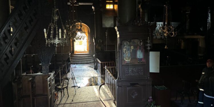 Εκτεταμένες ζημιές από φωτιά στον Ιερό Μητροπολιτικό Ναό Ιωαννίνων