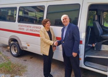 Ένα mni bus στο Πανεπιστήμιο από την Αποκεντρωμένη
