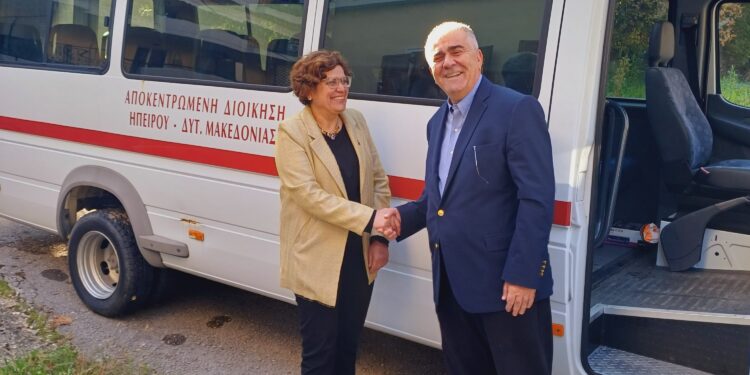 Ένα mni bus στο Πανεπιστήμιο από την Αποκεντρωμένη