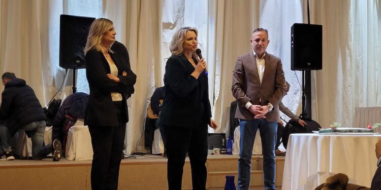 Χορός και ευχές στην πίτα των ΚΑΠΗ