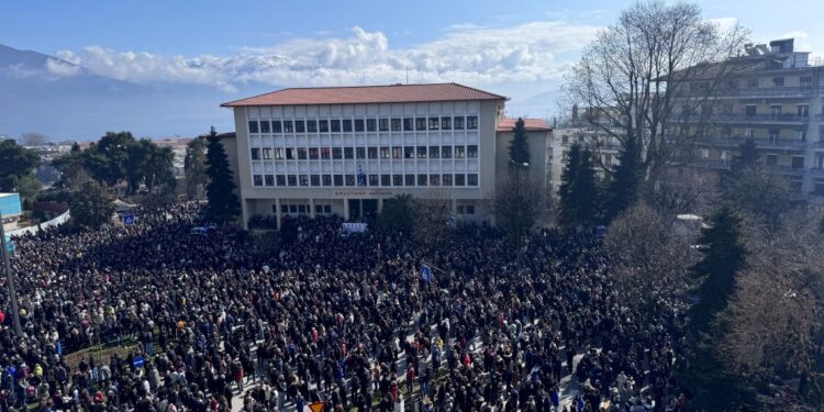 Πρωτοφανής κινητοποίηση στη μνήμη των θυμάτων των Τεμπών
