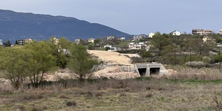 Επίχωμα χωρίς λύση…