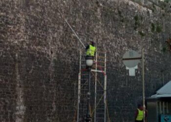 Σε εξέλιξη ο καθαρισμός των τειχών του κάστρου