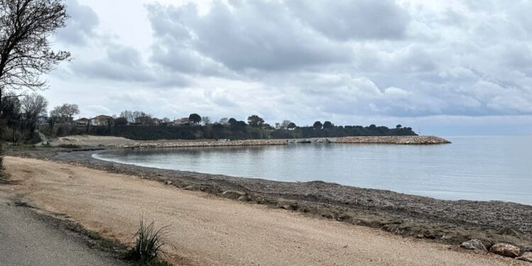 Ένταση για την αποκατάσταση της παραλίας Μονολιθίου μετά το έργο του ποδηλατόδρομου