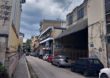 Το ΚΤΕΛ έφυγε, ο αμίαντος έμεινε απέναντι από το 1ο Γυμνάσιο