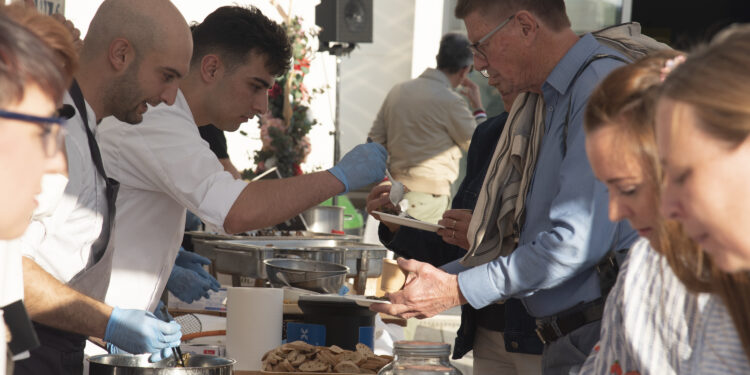 Υποδοχή πτήσεων από Δανία και Αθήνα με κεράσματα