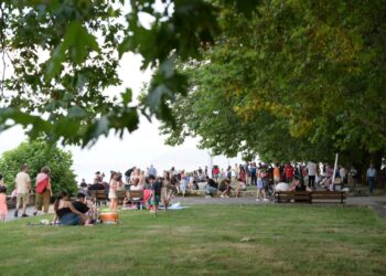 Το παραλίμνιο πικ-νικ γίνεται θεσμός