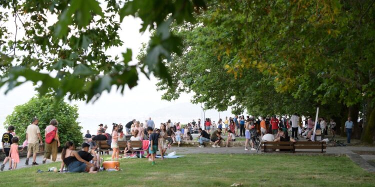 Το παραλίμνιο πικ-νικ γίνεται θεσμός