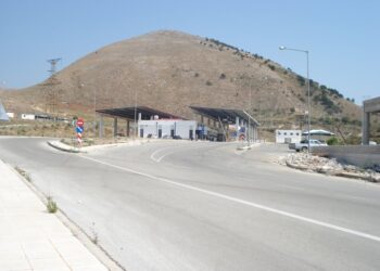 Χειροπέδες σε 13 υπαλλήλους του τελωνείου Μαυροματίου