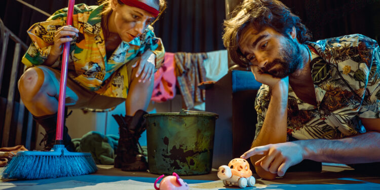 «Ο Ροβινσώνας και ο Κρούσος» στη Σκηνή 125 της “Θεατρικής Συμπαιγνίας”