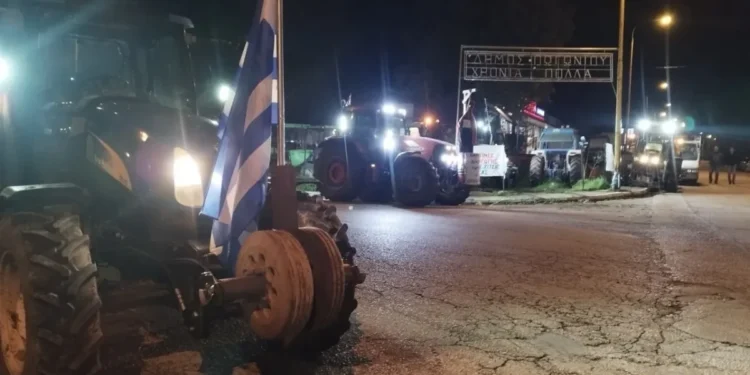 Το μπλόκο των αγροτών στο Καλπάκι συνεχίζει δυναμικά