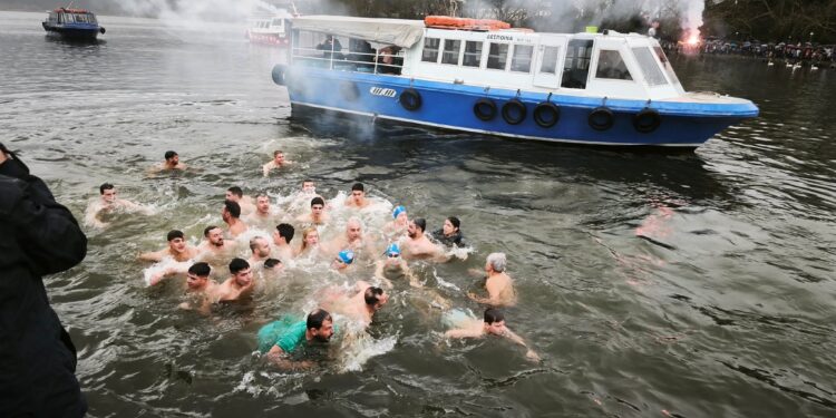 Αγιασμός των Υδάτων υπό βροχή στην Ήπειρο