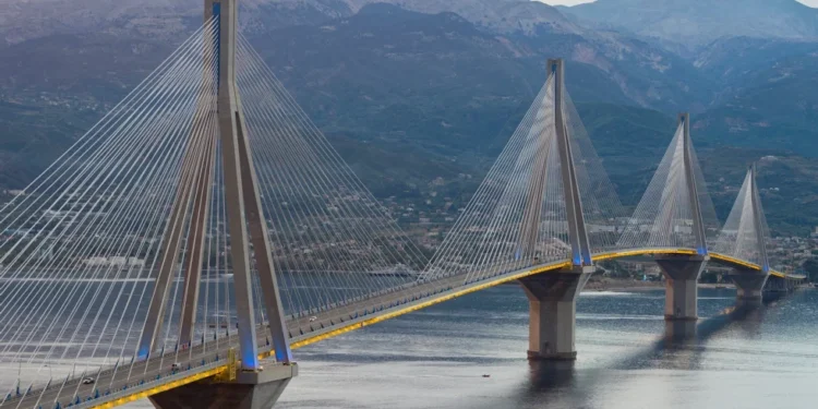 Κλείνουν τη γέφυρα Ρίου-Αντιρρίου οι αγρότες