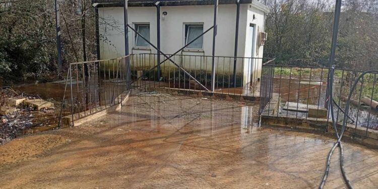 Οι έντονες βροχοπτώσεις δημιουργούν πρόβλημα στο πλύσιμο απορριμματοφόρων