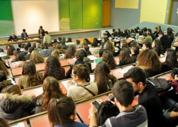 Μερόπη Τζούφη: “Βαθιά ταξική επιλογή για τα δημόσια ΑΕΙ οι διαγραφές φοιτητών”