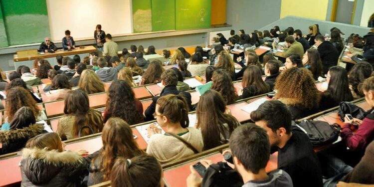 Μερόπη Τζούφη: “Βαθιά ταξική επιλογή για τα δημόσια ΑΕΙ οι διαγραφές φοιτητών”