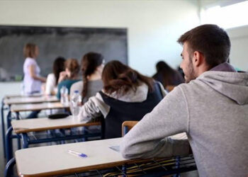 Αντί προσλήψεων ζητούν υπερωρίες από εκπαιδευτικούς