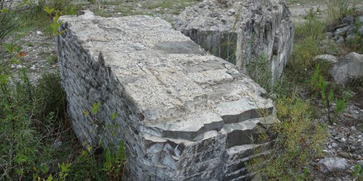 Υπαίθριο μουσείο με τα λιθοσώματα του παλιού  Γεφυριού της Πλάκας