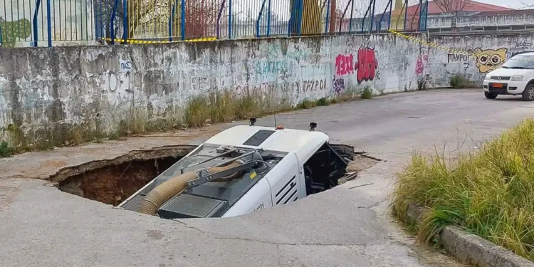 Μια… προαναγγελθείσα καθίζηση έξω από το 8ο Λύκειο