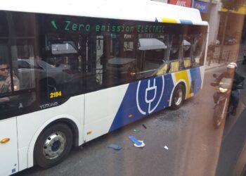 Μικρή περιπέτεια για μαθητές από τα Ιωάννινα σε εκδρομή στην Αθήνα – Σύγκρουση λεωφορείου με αστικό