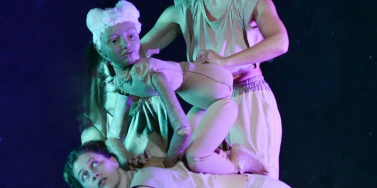 “Kumku Yamki”, παράσταση σωματικού κουκλοθεάτρου