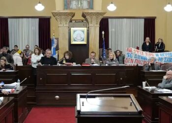 Κεραίες δίπλα σε σχολεία με κατάργηση από την κυβέρνηση του ορίου των 300 μέτρων