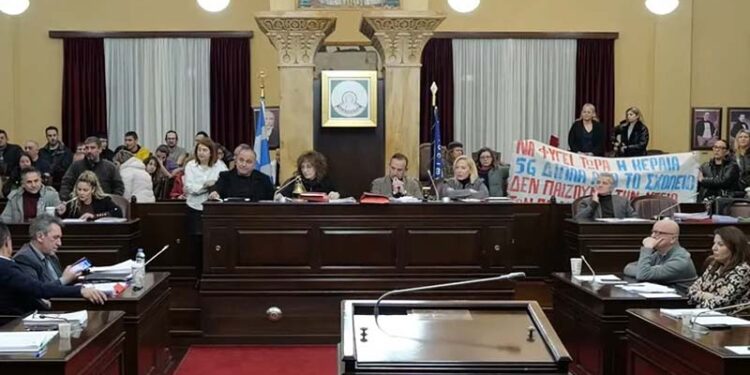 Κεραίες δίπλα σε σχολεία με κατάργηση από την κυβέρνηση του ορίου των 300 μέτρων