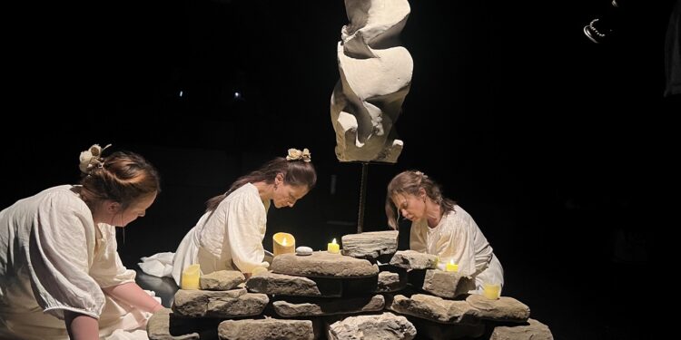 «Χέρια που δεν…»  για τρεις παραστάσεις