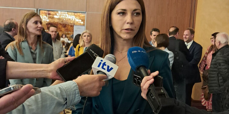 Δέσμευση, εκτός αρμοδιότητας, για λύση με Ζωσιμαία