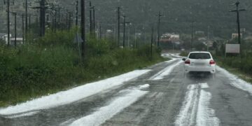 Σφοδρή χαλαζόπτωση σε τμήμα του λεκανοπεδίου