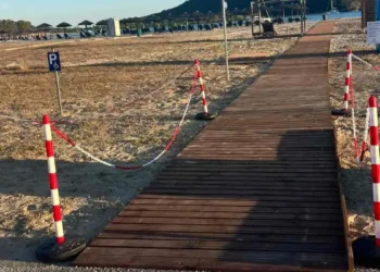 Υπερσύγχρονη ράμπα για άτομα με αναπηρία στην παραλία Αμμουδιάς
