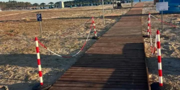 Υπερσύγχρονη ράμπα για άτομα με αναπηρία στην παραλία Αμμουδιάς