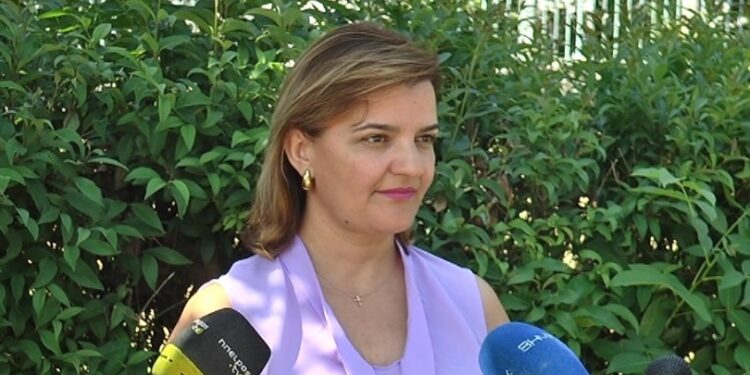Αιχμές από τη Μαρία Κεφάλα στους Δήμους για την καθυστέρηση των πρώτων αποζημιώσεων από το σεισμό